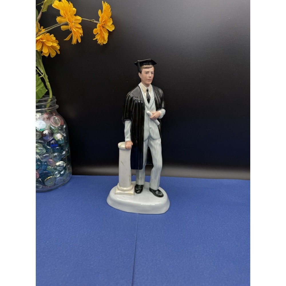 Royal Doulton Tableware Figurine "The Graduate" (Male)‎ HN 3017 Vintage 1983